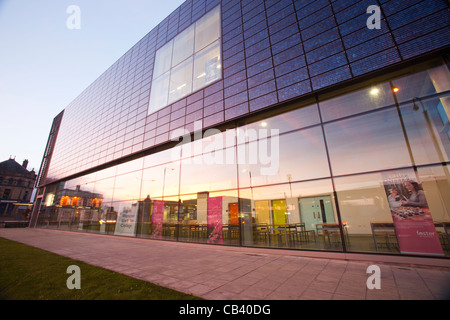 Manchester College of Arts and Technology Bibliothek zunächst bei Sonnenuntergang. Es ist ein Green building mit passiven Lüftungs- Stockfoto