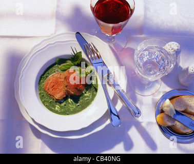 Pochiertes Rindfleisch in Kräuter - Spinat - Creme Stockfoto