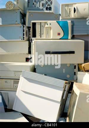 Schrottplatz voller alte Computer warten auf recycling Stockfoto