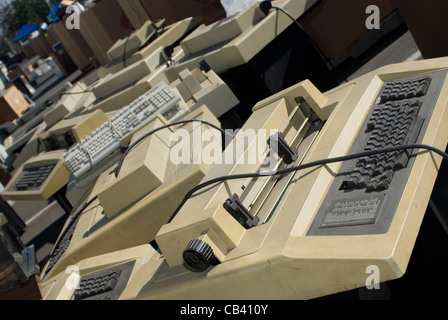 Schrottplatz voller alte Computer warten auf recycling Stockfoto