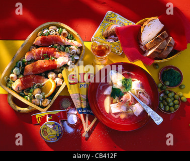 Lachs mit Pilzen / Fischsuppe mit Petersilie - Mandel - pesto Stockfoto