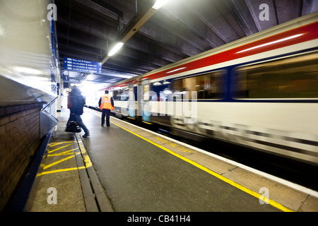 Der Gatwick Express Gatwick Flughafen verlassen für London Victoria, mit der Station gebunden zu schützen sehen th Zug aus. Stockfoto