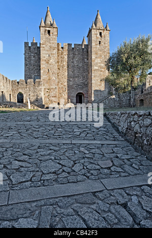 Bailey und der Feira Burg. Santa Maria da Feira, Portugal. Stockfoto