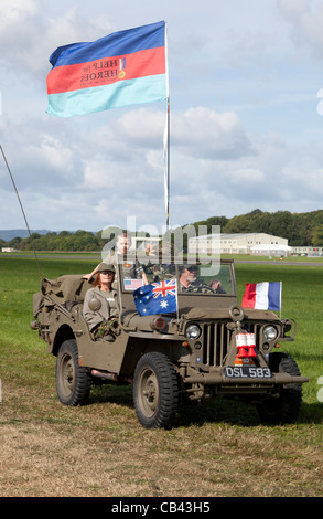 Jeep in der Militärparade am Dunsfold Flügel und Räder 2011 mit Hilfe für Helden Flagge Stockfoto