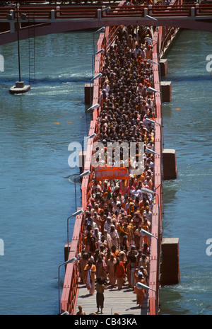 Sadhus aus der Niranjani Akhara Verarbeitung über den Ganges zum Har Ki Pauri Ghat, Kumbh Mela, 14. April 1998, Haridwar, Uttarakhand, Indien Stockfoto