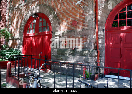 Die markanten roten Türen von Torontos alte Wohnstube in Toronto das ehemalige Wohnhaus des Second City und seit kurzem auch Gildas Club... Stockfoto