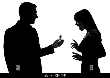 eine kaukasische paar Mann mit Verlobungsring und Frau überrascht im Studio Silhouette isoliert auf weißem Hintergrund Stockfoto