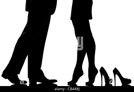 ein kaukasischer Detail Beine Füße paar Mann und Frau Zehenspitzen Liebhaber Teenderness Studio Silhouette isoliert auf weißem Hintergrund Stockfoto
