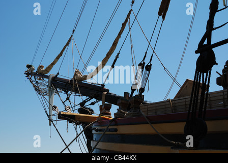 Ein Besatzungsmitglied arbeitet an der Bugsprit von HMS Bounty, um sich auf das Segeln vorzubereiten. Tragischerweise sank das Schiff im Oktober 2012 während des Hurricane Sandy Stockfoto