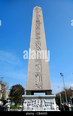 Der Obelisk Theodosius in der Nähe der blauen Moschee in Istanbul, Türkei. Stockfoto