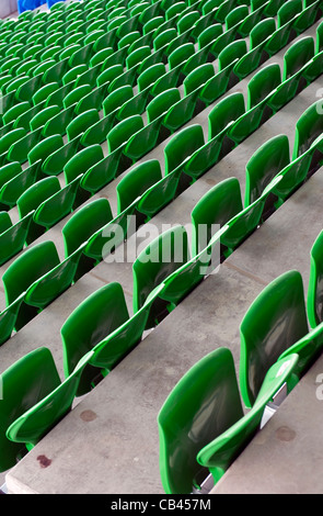 Grüne Zuschauer Sitzplätze in einem Sportstadion. Stockfoto