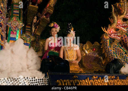 Traditionell kostümierte Thai-Frauen fahren auf einem Floß während der jährlichen Loi Krathong Festival Parade in Chiang Mai, Thailand. Stockfoto