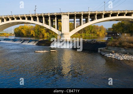 Third Avenue Brücke über Fluss Mississippi über dem unteren Saint Anthony Falls in Minneapolis Minnesota Stockfoto