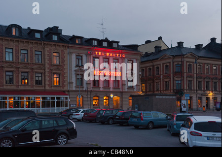 Übernachtung in Sundsvall. Ostsee Hotel Leuchtreklame und Parkplatz. Stockfoto