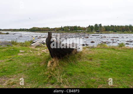 Boot für Felchen Fang mit Kescher Fisch in Torne Fluss, Kukkola Stream, an der Grenze zwischen Schweden und Finnland. Stockfoto