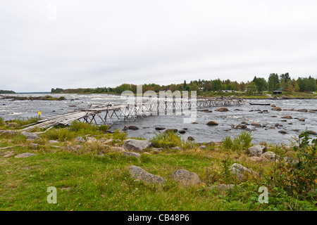 Brücke für Felchen Fang mit Kescher Fisch in Torne Fluss, Kukkola Stream, an der Grenze zwischen Schweden und Finnland. Stockfoto