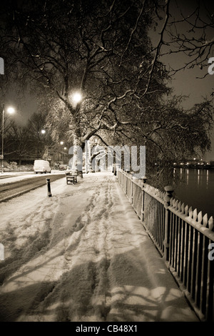 Schnee in London: Ein weißer Lieferwagen treibt einem verschneiten Damm neben Themse, City of Westminster, London, UK Stockfoto