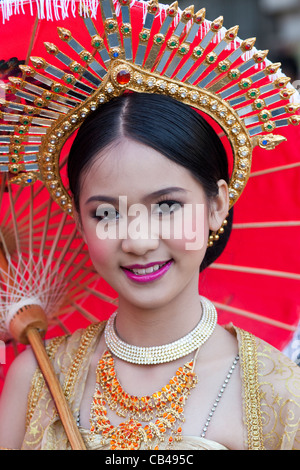 Porträt von Mädchen in traditionellen Thai Kostüm, Chiang Mai Flower Festival, Chiang Mai, Thailand Stockfoto