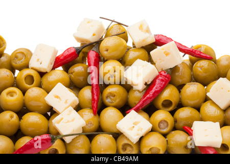 Haufen von Oliven und Paprika und Schafskäse auf weißem Hintergrund Stockfoto