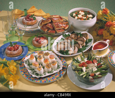 Ostern-Buffet: Gemüsesuppe, Spargelsalat, gefüllten Eiern, Porkfillet, Rhabarberkuchen Stockfoto