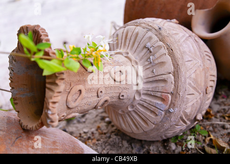 Landschaft von Hand gemacht dekorative ornamentale irdene Gefäß verwendet als Garten Zubehör Funktion in Göreme Türkei Stockfoto