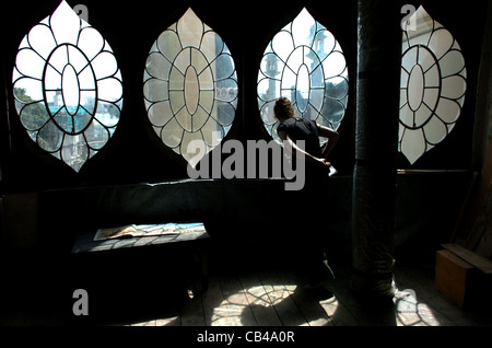 Blick durch die berühmten verzierten Fenster aus dem Saloon Flasche Zimmer im Royal Pavilion in Brighton UK Stockfoto