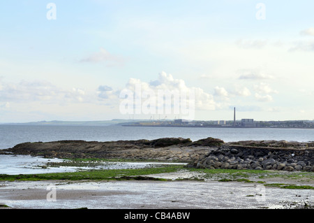 Ansicht von Methil Kraftwerk vom Strand in Lower Largo, Fife, Schottland. Stockfoto
