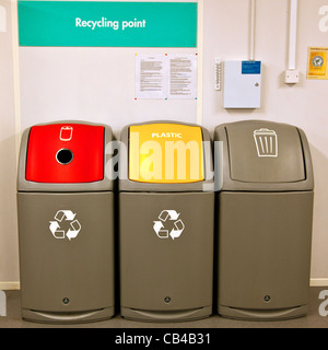 Recycling-Behälter zur Wiederverwertung Punkt im Bürokomplex Stockfoto