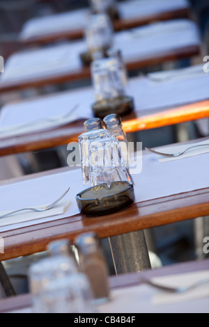 Cafe Tische Ajaccio vorbereitet für Kunden Stockfoto