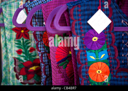London, 22.10.2011, einige Kleider, Textilien in Hackney Markt Stockfoto