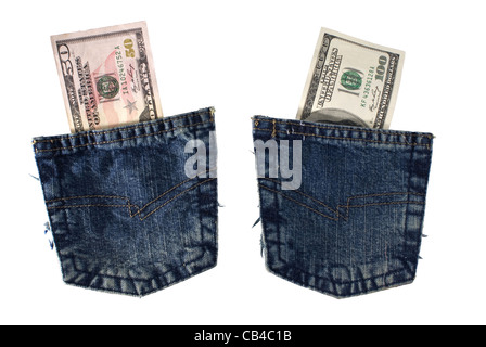 Zwei blaue Jeanstaschen mit Dollar bill innen isoliert auf weißem Hintergrund. Im Preis inbegriffen Clipping-Pfad, so können Sie leicht schneiden Sie es aus und legen Sie über die Oberseite eines Designs. Stockfoto