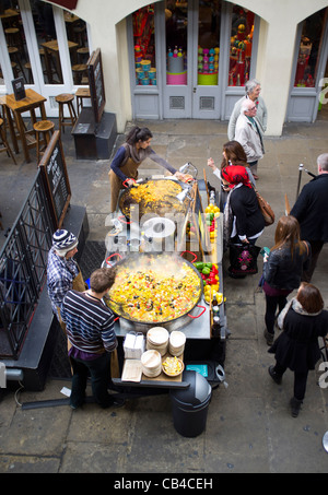 Zwei Riesen-Paella Gerichte Mittagessen in Covent Garden im Zentrum von London zu verkaufen Stockfoto