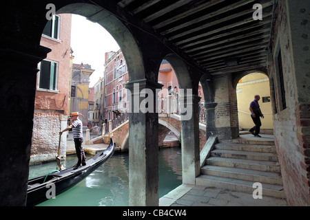 Die Ponte S Canzian, in der Nähe von Campo S Canciano, eine typische Seitenstraße und Kanal in Venedig. Stockfoto