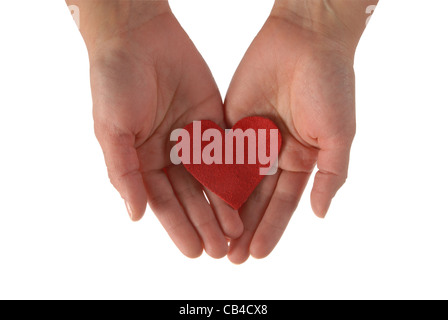 Zwei Frau Hände halten ein Stoff Rot Herz isoliert auf weißem Hintergrund. Im Preis inbegriffen Clipping-Pfad, so können Sie leicht schneiden Sie es aus und legen Sie über die Oberseite eines Designs. Stockfoto