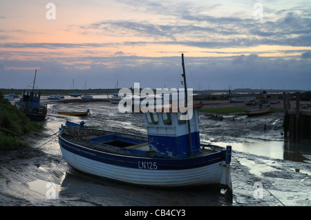 Brancaster Staithe Fischerboot sitzen auf dem Wattenmeer bei Ebbe Stockfoto