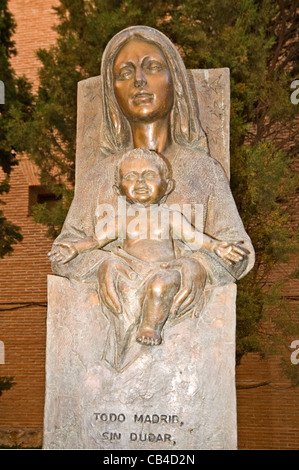 Europa Spanien Madrid Real Iglesia Parroquil de San Andres (St. Andrews) katholische Kirche (14. Jh.) Madonna mit Kind Statue Stockfoto