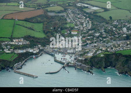 Auf der Suche nach unten auf Mevagissey Dorf und Hafen an der südlichen Küste von Cornwall im äußersten Süden westlich von England Stockfoto