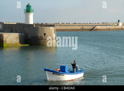 Fisherboat vorbei zum Leuchtturm des inneren Hafens Port Joinville an der französischen Atlantikküste Insel Île d'Yeu in der Vendée Stockfoto