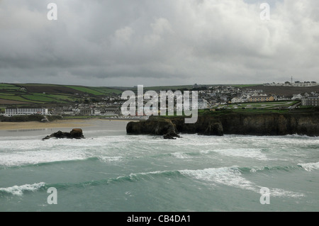 Das Meer und brechenden Wellen am Strand von Dünenwanderungen mit der kleinen Stadt Perranporth bergende hinter den Klippen in North Cornwall Stockfoto