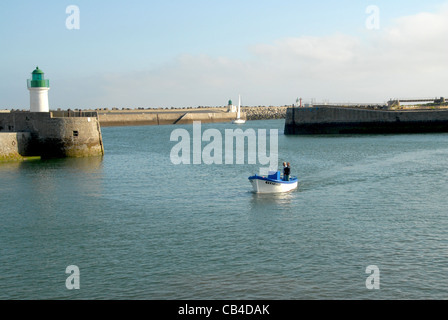 Kleine Fisherboat, die Rückkehr zu den inneren Hafen Port Joinville an der französischen Atlantikküste Insel Île d'Yeu in der Vendée Stockfoto