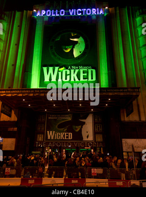 Apollo Victoria Theatre - London. Menschen drängen sich auf den Bürgersteig vor die Bühne beobachtete musical Wicked Stockfoto