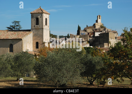 Tempel de Lourmarin mit dem Uhrturm Hügel im Hintergrund. Lourmarin, Provence, Frankreich. Stockfoto