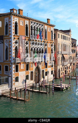 Istituto Veneto di Scienze, Lettere e Arti, Palazzo Cavalli-Franchetti durch den Canal Grande in Venedig, Italien, Europa. Stockfoto