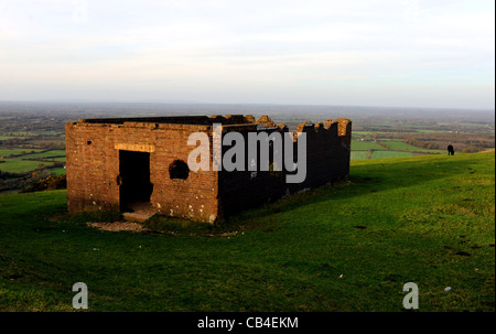 Verfallenes landwirtschaftliches Gebäude auf den South Downs durch des Teufels Deich nördlich von Brighton an einem Herbsttag Stockfoto