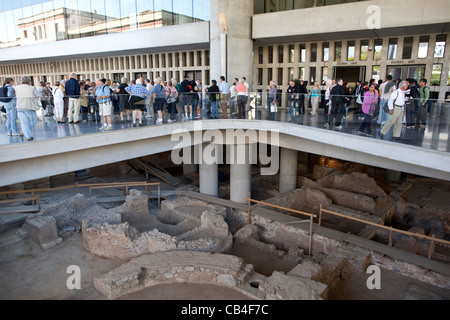 Antike Athen ergab unter dem neuen Akropolis-Museum, entworfen von dem Architekten Bernard Tschumi Athens Greece. Foto: Jeff Gilbert Stockfoto