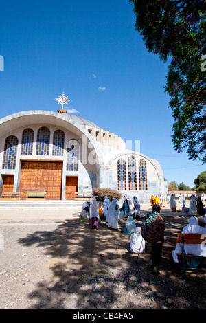 Orthodoxe christliche Pilger versammeln sich am St. Mary von Zion Kirche in Aksum, Nord-Äthiopien, Afrika. Stockfoto