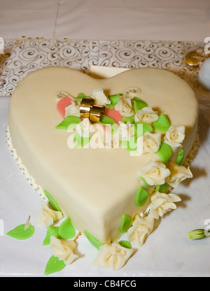 Hochzeitstorte in Form von Herzen mit Dekoration. Stockfoto