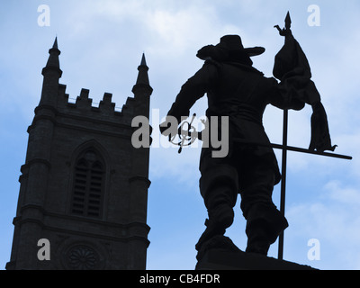 Silhouetten der Basilika Notre-Dame und Paul de Chomedey Statue am Place d ' Armes Square in Old Montreal. Stockfoto