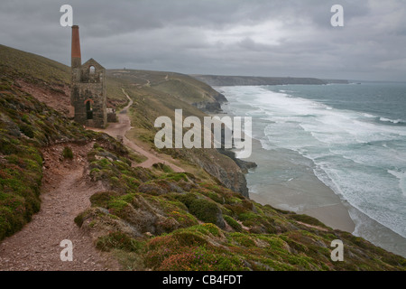 Spaziergang entlang der Klippen durch die Wheal Coates Zinn-Mine, Kapelle Porth an einem stürmischen Tag entlang der Küste. Stockfoto