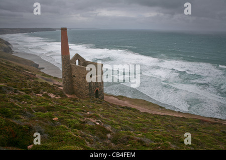 Wheal Coates Tin Mine, Chapel Porth, Cornwall Küstenweg, an einem stürmischen Tag, Blick auf das Meer Stockfoto